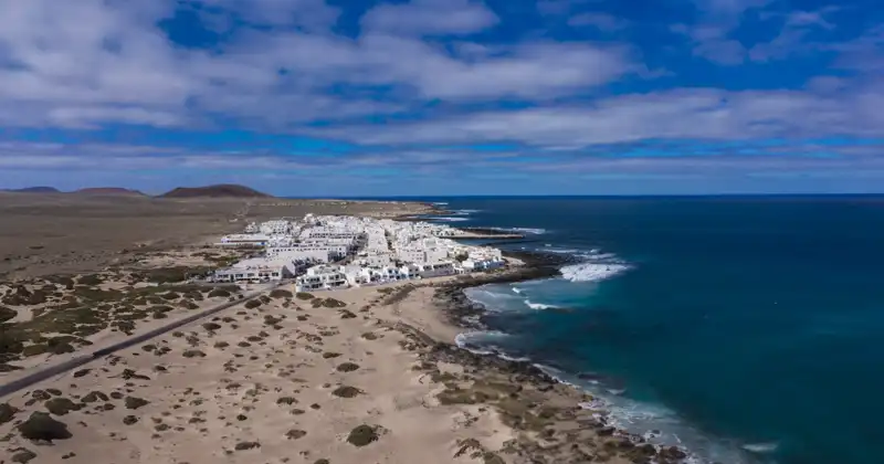 Playa de Famara: Naturaleza, surf y gastronomía
