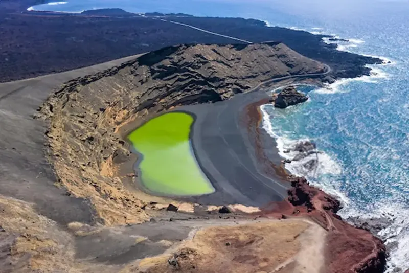 La Laguna Verde o Charco de los Clicos en Lanzarote - DESCUBRE FUERTEVENTURA
