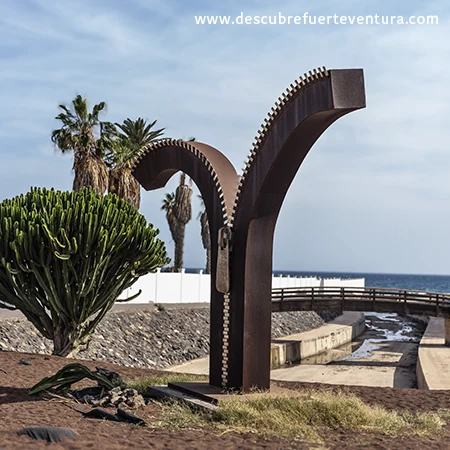 Escultura: El Deseo de Espaldas - DESCUBRE FUERTEVENTURA