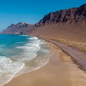 Explorando la Playa de Famara