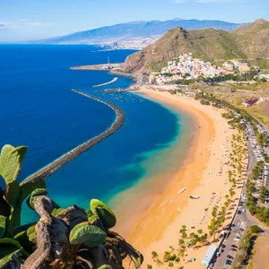 Explorando la Playa de Las Teresitas en Santa Cruz de Tenerife