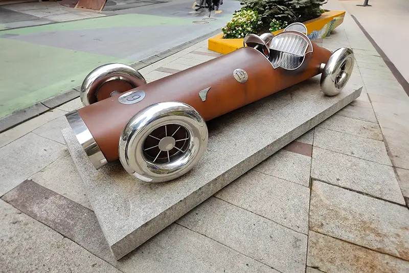 Escultura Coche de carreras Nº19 - DESCUBRE FUERTEVENTURA