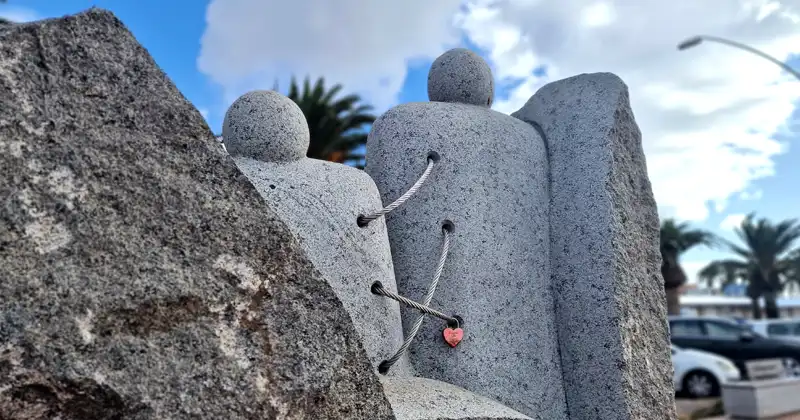 Esculturas de Fuerteventura: Stitched (Cosidos) - DESCUBRE FUERTEVENTURA