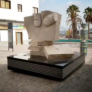 Esculturas en Fuerteventura: Libros y dedos