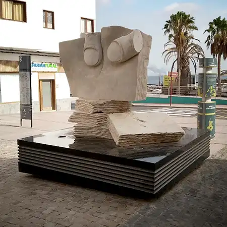 Esculturas en Fuerteventura: Libros y dedos - DESCUBRE FUERTEVENTURA