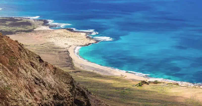 Explorando la Playa Bajo el Risco en Lanzarote