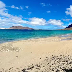 Explorando la Playa Bajo el Risco en Lanzarote