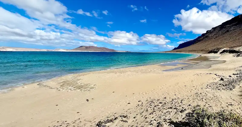 Explorando la Playa Bajo el Risco en Lanzarote - DESCUBRE FUERTEVENTURA