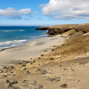 Playa Baja de Juan Gómez: Aventura, Relax y una Pizca de Misterio