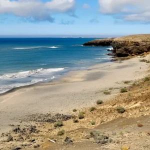 Playa Baja de Juan Gómez: Aventura, Relax y una Pizca de Misterio