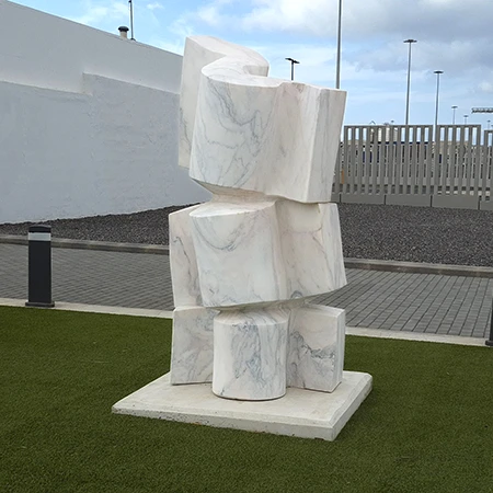 Escultura de Olena Dodatko en la Avenida Marítima de  Puerto del Rosario - DESCUBRE FUERTEVENTURA