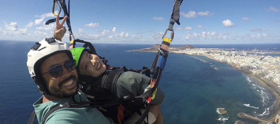 A vista de pájaro: Vuelo de 30 minutos en Parapente Biplaza sobre la costa de Las Palmas (GoPro incluida)