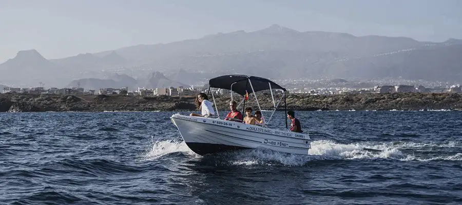 Alquiler de barcos sin licencia: Diversión en grupo en Adeje