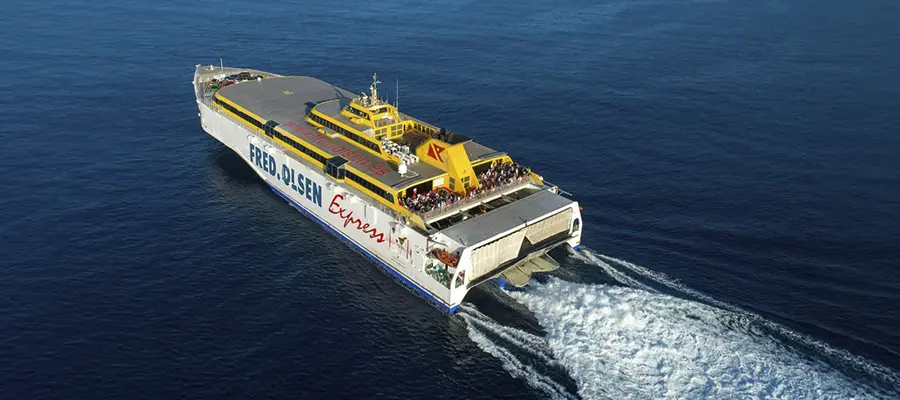 Crucero interinsular: Salto en ferry a las costas de La Gomera