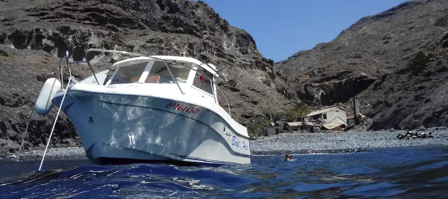 Paseo privado en barco con patrón desde Playa Santiago