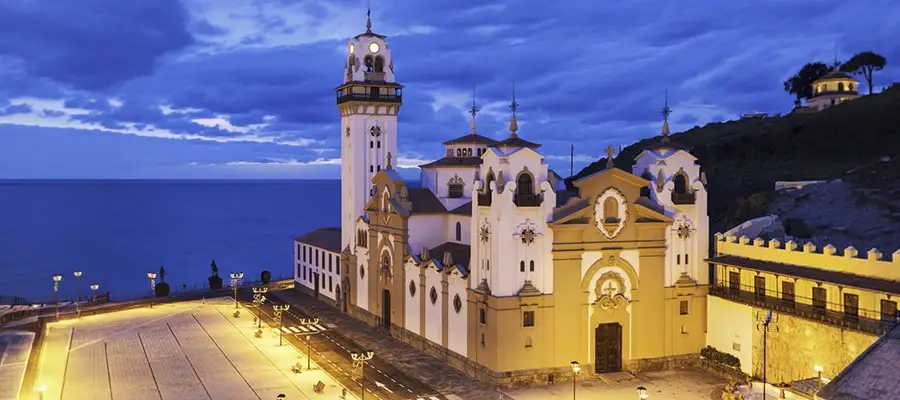 Candelaria Nocturna: Leyendas de Fe y Misterio